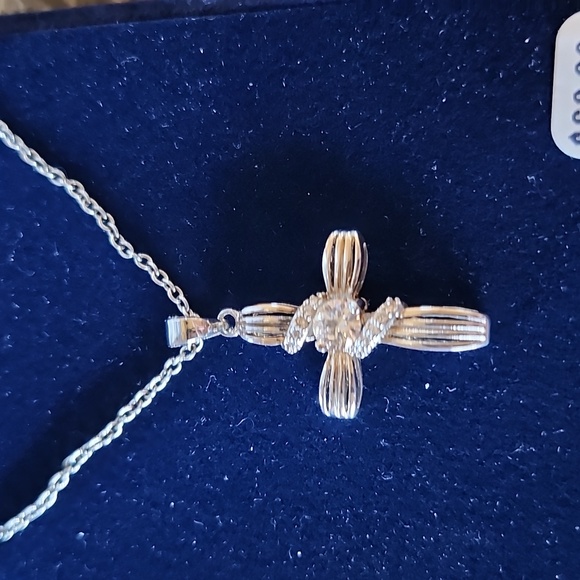 Beautiful Cross Necklace - NWT - Picture 2 of 3